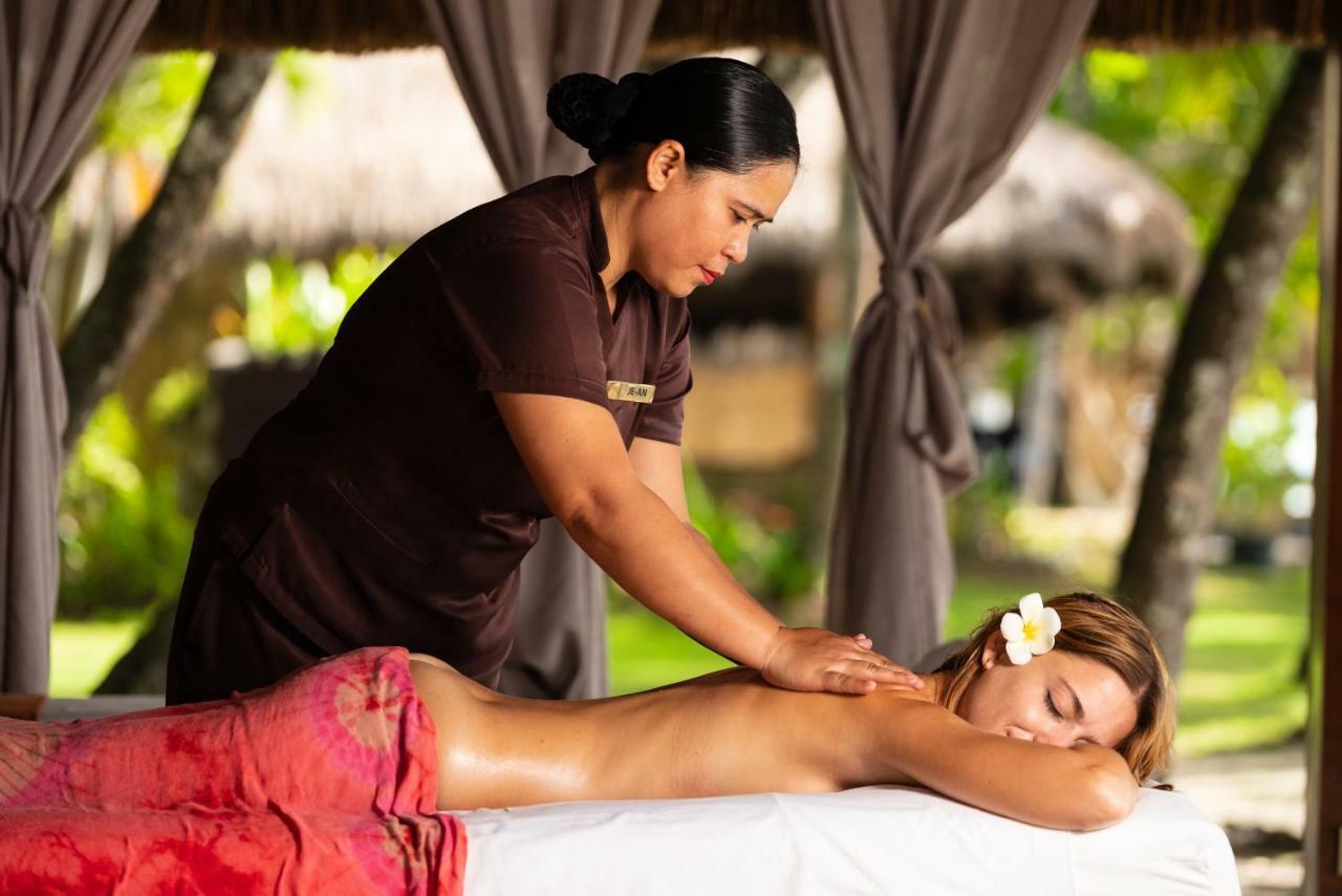 Oceanica Resort Panglao, Bohol Exterior foto A massage therapist at work